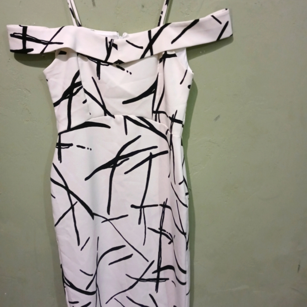 Refreshing River Island dress. Size 10. Black and white.